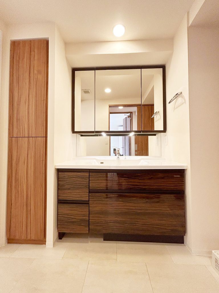 洗面設備　収納豊富な洗面化粧台に加えタオル等の収納に便利なリネン庫あり