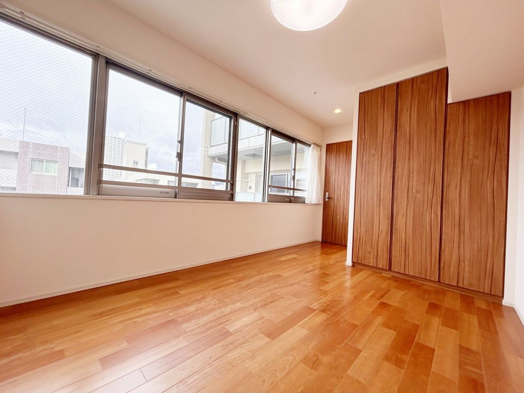 その他部屋・スペース　約7.2帖壁一面のワイドサッシ・明るく広がりのあるお部屋です