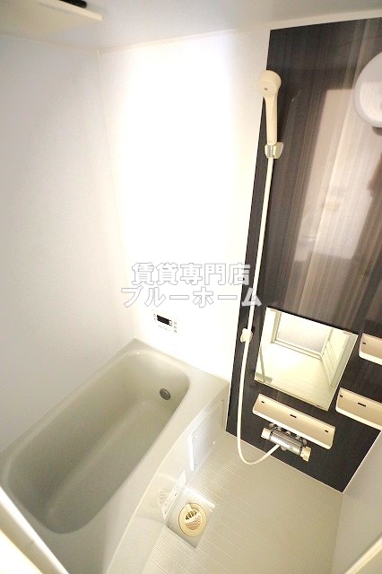 バス・シャワールーム　お風呂は追い焚き機能付き！