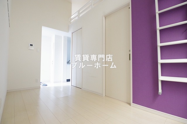 その他　洋室は南向きで日当たり良好！