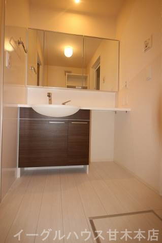 洗面設備　1200タイプの洗面台。