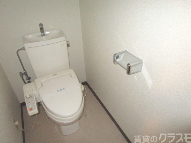 トイレ　冬場も安心の温水洗浄便座です。