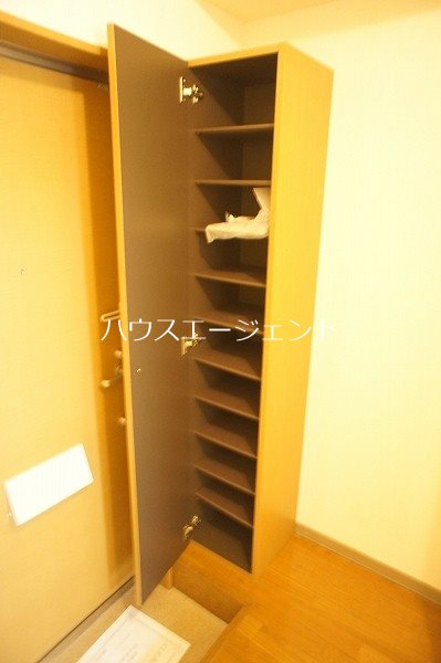エントランス　玄関にはシューズボックスがございます。