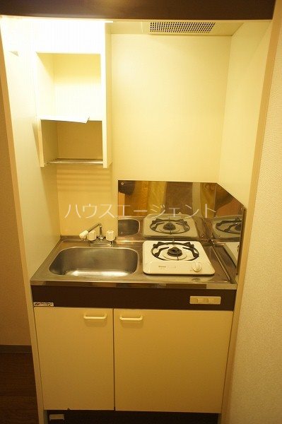 キッチン　１口ガスコンロ付き。自炊派には強い味方です。※参考画像