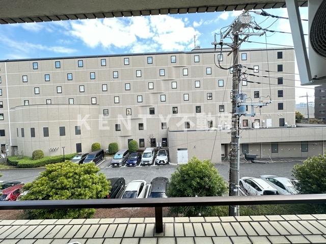 バルコニー　暖かな日差しのふりそそぐバルコニー