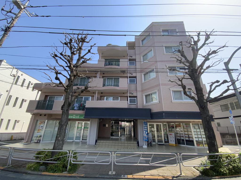 建物外観　タイル貼りのキレイな建物