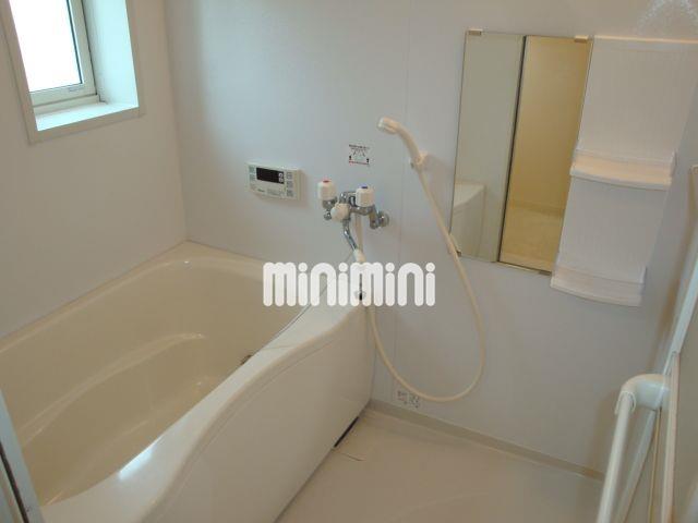 バス・シャワールーム　追い炊き機能付きの浴室です。窓付きです。