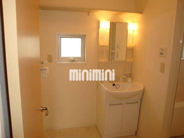 洗面設備　洗面所にも窓があります。換気性良好です