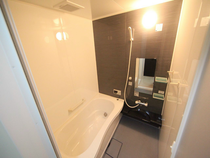 バス・シャワールーム　追い焚き付お風呂　広々一坪風呂