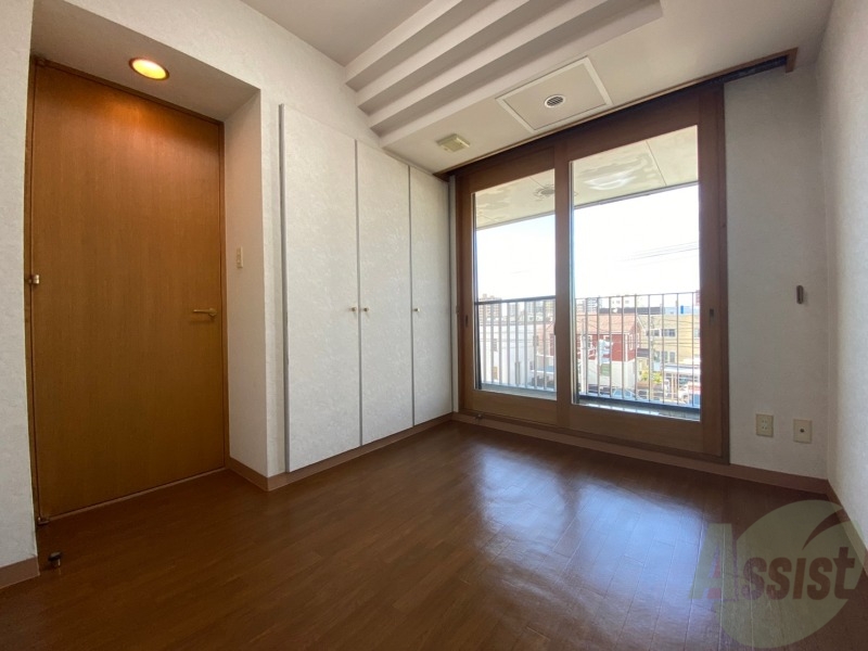 その他部屋・スペース　寝室はこちらです。光が差し込む、温かみのあるお部屋です。