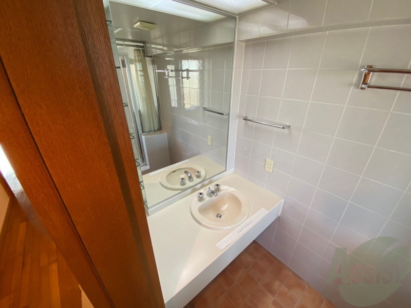 洗面設備　こちらに洗面台があります。朝の洗顔はこちらで