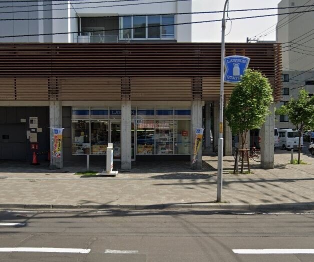 コンビニ　ローソン札幌南3東三丁目店（コンビニ）まで142m