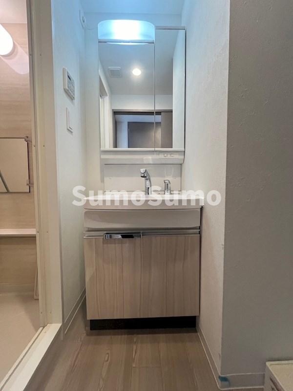 洗面設備　ゆったりとスペースのある洗面所