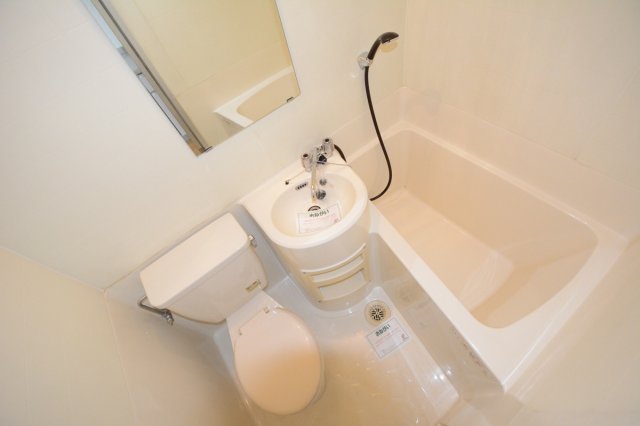 バス・シャワールーム　シンプルで機能的な浴室です♪