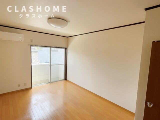 居室・リビング　同物件の別部屋になります。