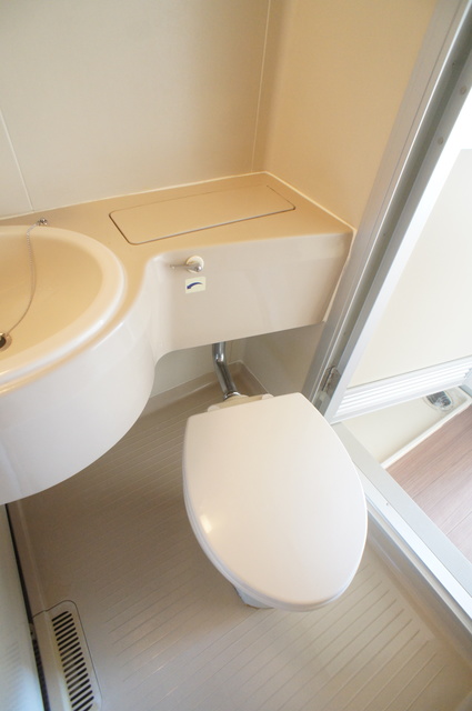 トイレ　白を基調とした空間で清潔感のあるトイレです♪