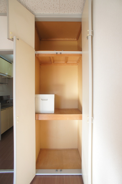 収納　収納ボックスを置いたり、工夫しながら衣類を収納できます♪