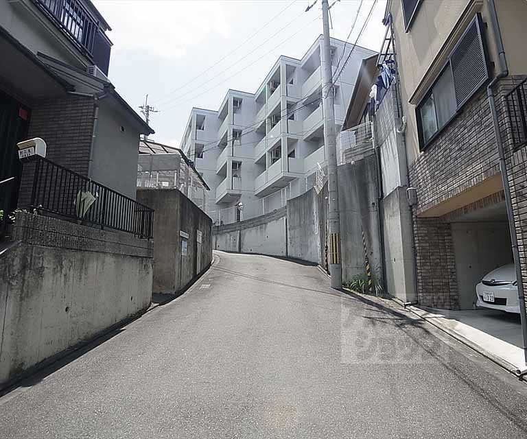 その他　前面道路です。