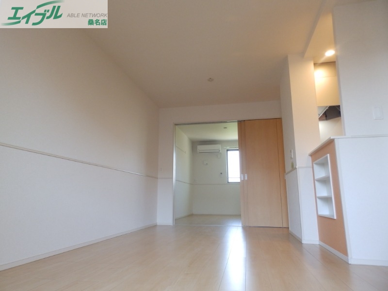 居室・リビング　別部屋反転参考写真です