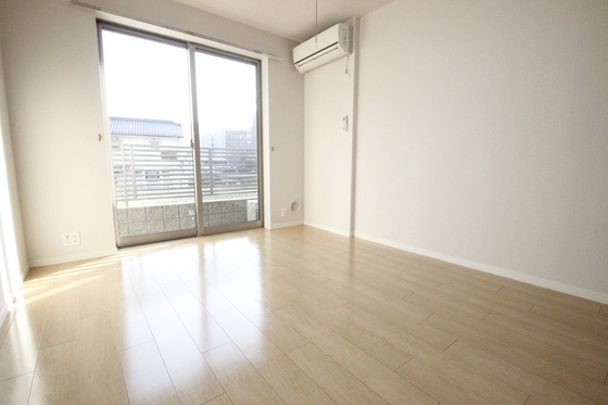 居室・リビング　写真は別号室です。