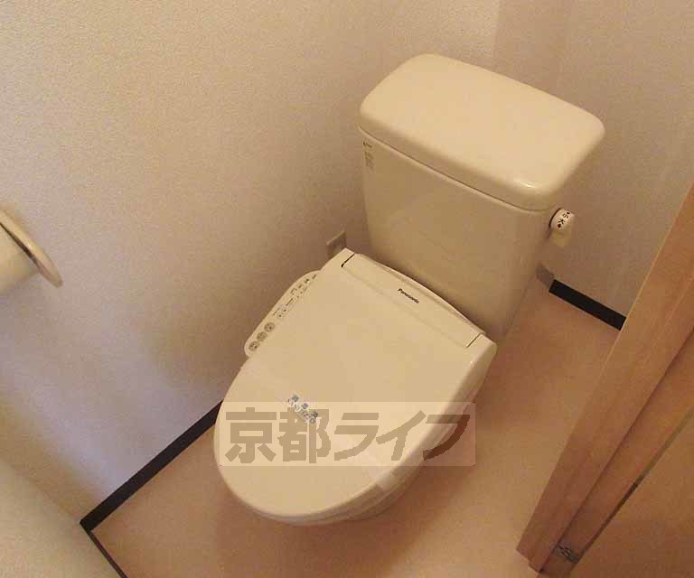 トイレ　ウォシュレット付き。