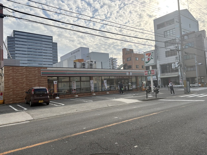 コンビニ　セブン-イレブン大阪中央卸売市場西口店（コンビニ）まで70m