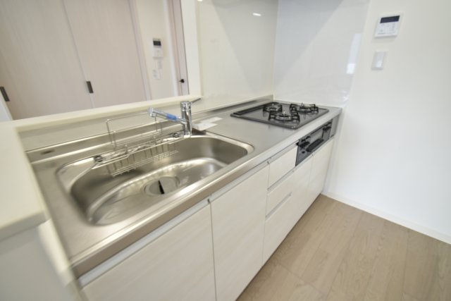 キッチン　3口コンロ、グリル付きキッチンとなっています ＊同タイプ別部
