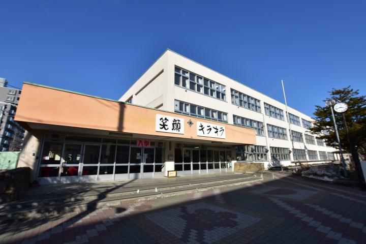小学校　二十四軒小学校（小学校）まで309m