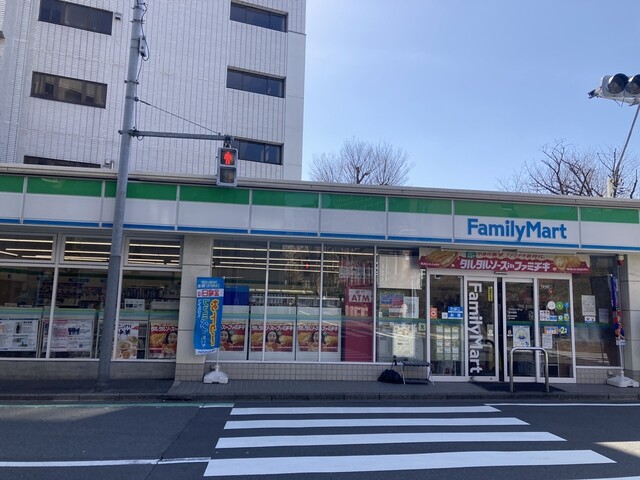 コンビニ　ファミリーマート目白南店（コンビニ）まで242m
