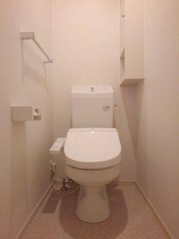 トイレ　落ち着いた色調のトイレです