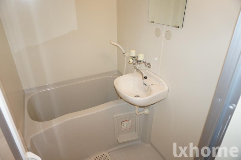 バス・シャワールーム　コンパクトで使いやすいお風呂です