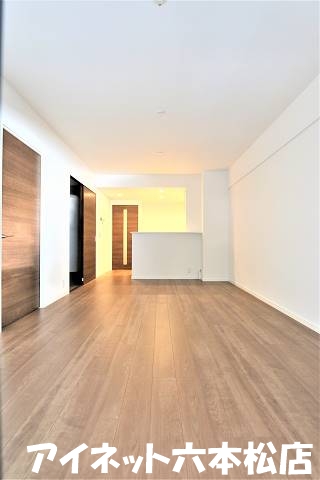 居室・リビング　家具の配置に困らないリビングですね