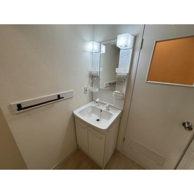 洗面設備　独立洗面台、朝の身支度には欠かせません