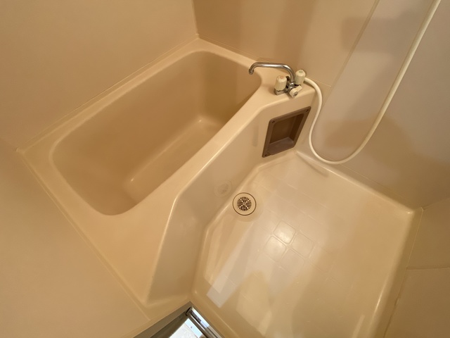 バス・シャワールーム　１日の疲れをバスルームでゆっくりと…。