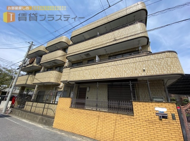 建物外観　緑道に面す総タイル貼りのマンションです。