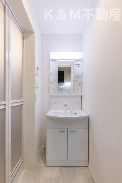 洗面設備　明るい洗面所です