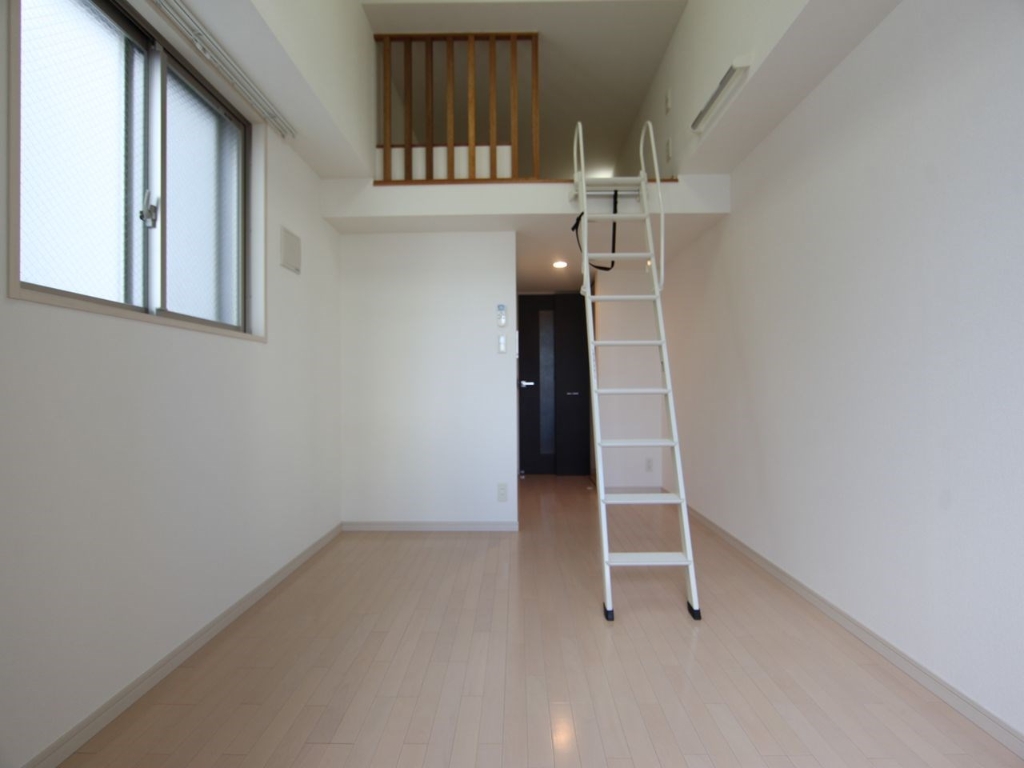 居室・リビング　洋室8帖　ロフト5帖（収納にも使えます）