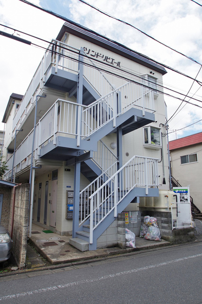 建物外観　３階建てアパート