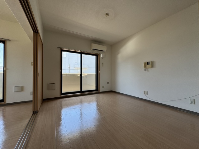 居室・リビング　同物件別号室