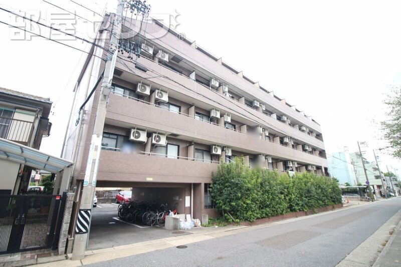 建物外観　アクセス良好などっしりとした建物。