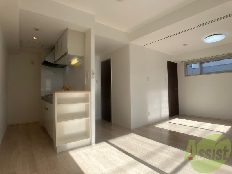 居室・リビング　木目のフローリングは落ち着きのある印象のお部屋になりますね。