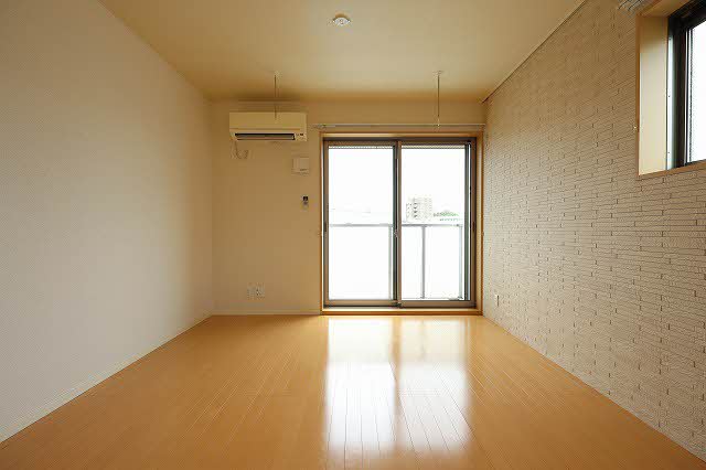 居室・リビング　同物件別号室