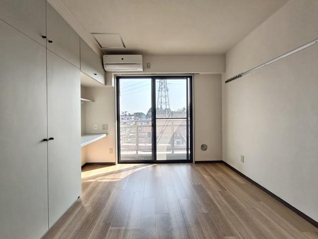 居室・リビング　★洋室６帖・光の入る明るいお部屋です★