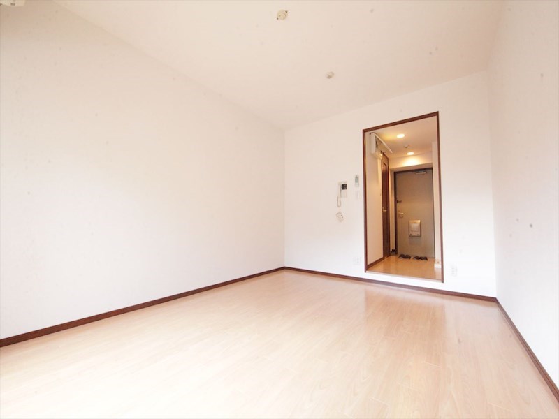 居室・リビング　洋室8.3帖　エアコン完備　クローゼット付き