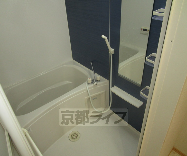 バス・シャワールーム　鏡のあるきれいなお風呂になります。