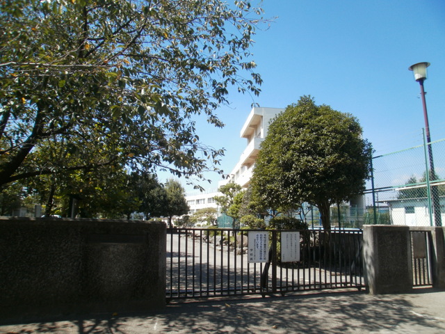 小学校　日野市立南平小学校（小学校）まで2001m