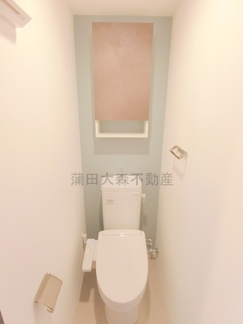 トイレ　棚収納と温水洗浄便座付きのトイレ