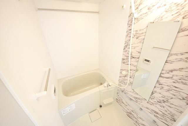 バス・シャワールーム　おしゃれなパネルのバスルーム