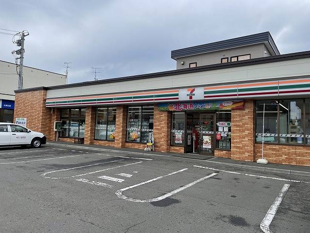 コンビニ　セブンイレブン札幌北郷3条4丁目店（コンビニ）まで132m