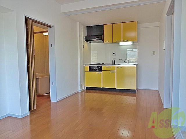 居室・リビング　ピカピカのリビングは気持ちいい～。テーブルも置けちゃいますね